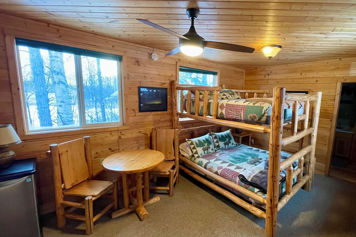 Fisherman's Cabin (Queen / Full Bunk Bed) | Màn/rèm cản sáng, bàn ủi/dụng cụ ủi quần áo