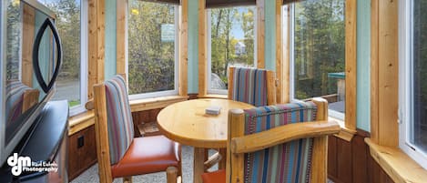 Suite studio Prestige, vue sur la montagne | Repas dans la chambre