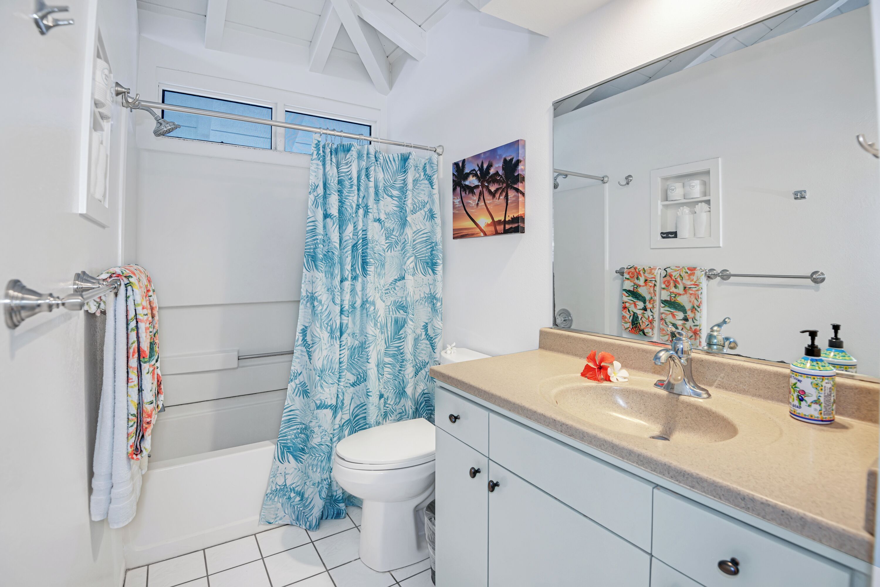 Un baño con bañera, inodoro y lavamanos.
