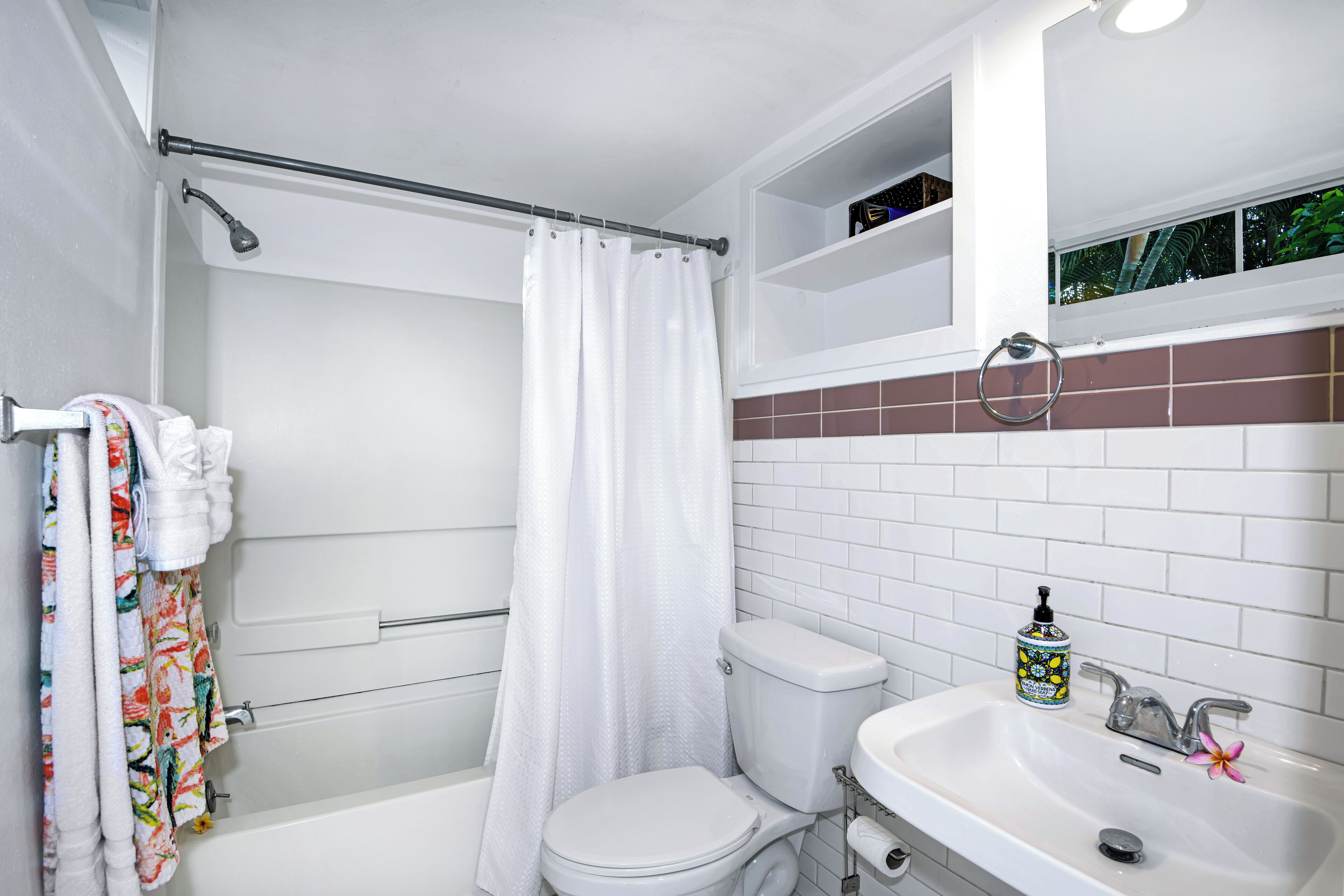 Un baño con inodoro, ducha y lavabo.
