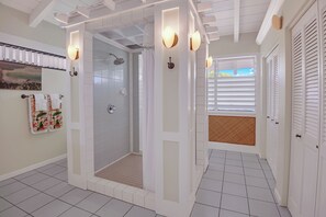 Ali'i Suite | Bathroom shower