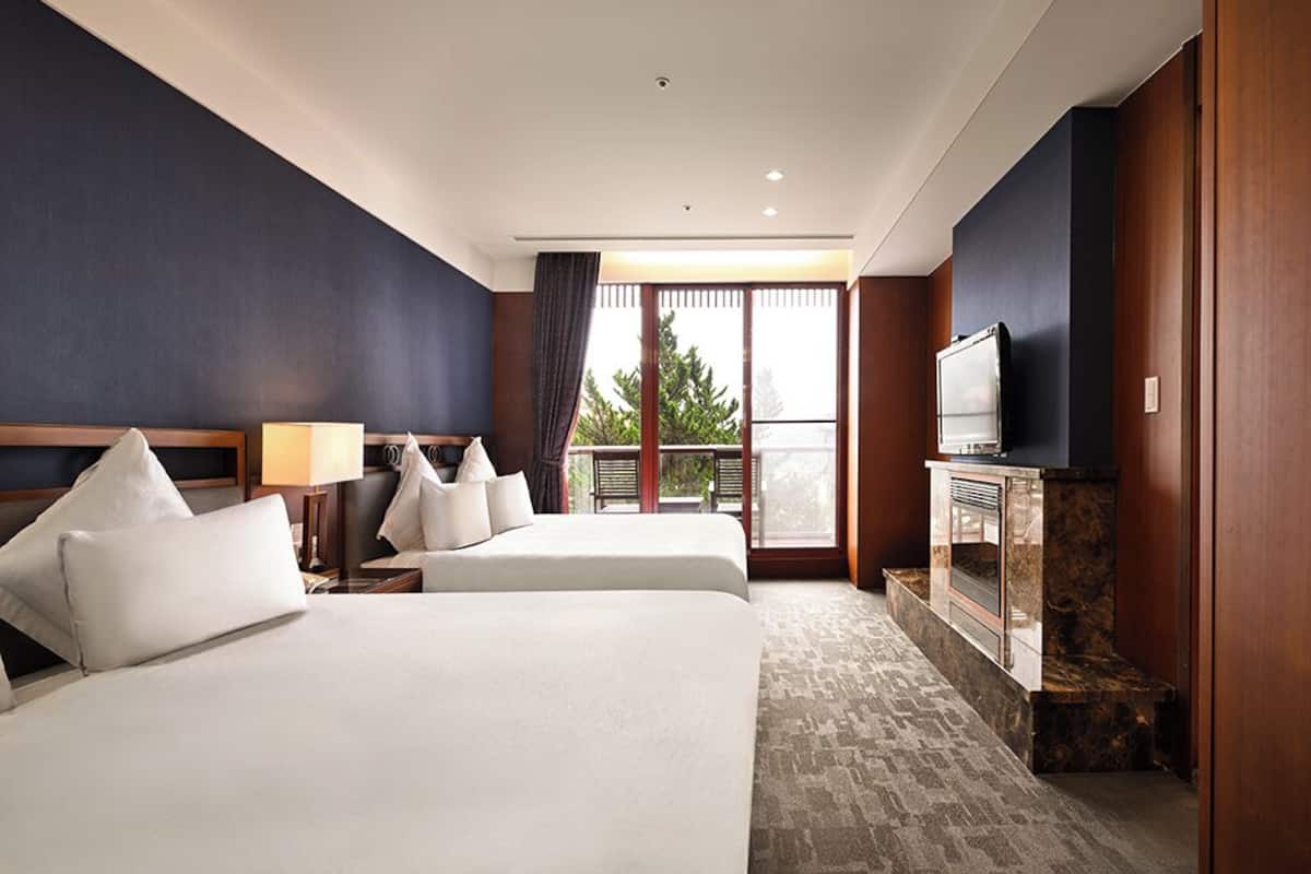 modern building-deluxe suite | 1 bedroom, premium bedding, free minibar, in-room safe