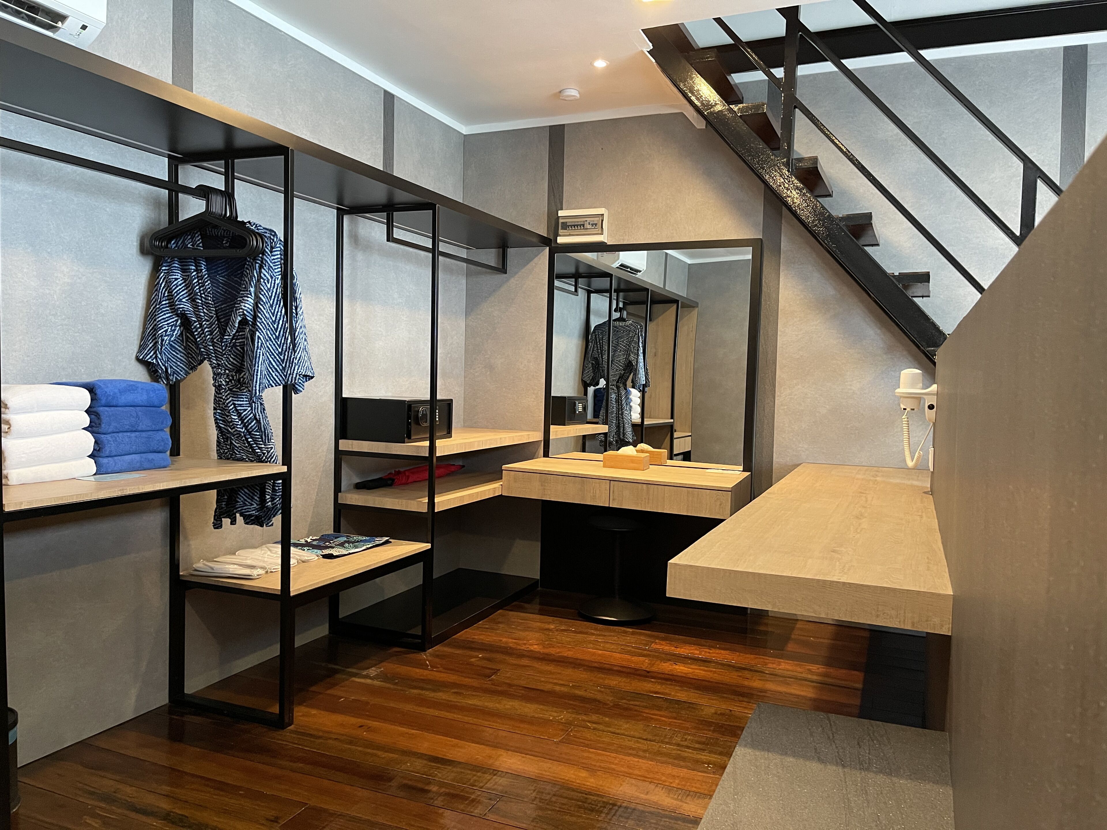 quadruple room, sea view | 2 bedrooms, in-room safe, desk, blackout curtains