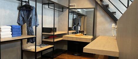 Un baño moderno con suelo de madera, lavamanos empotrado y espejo.