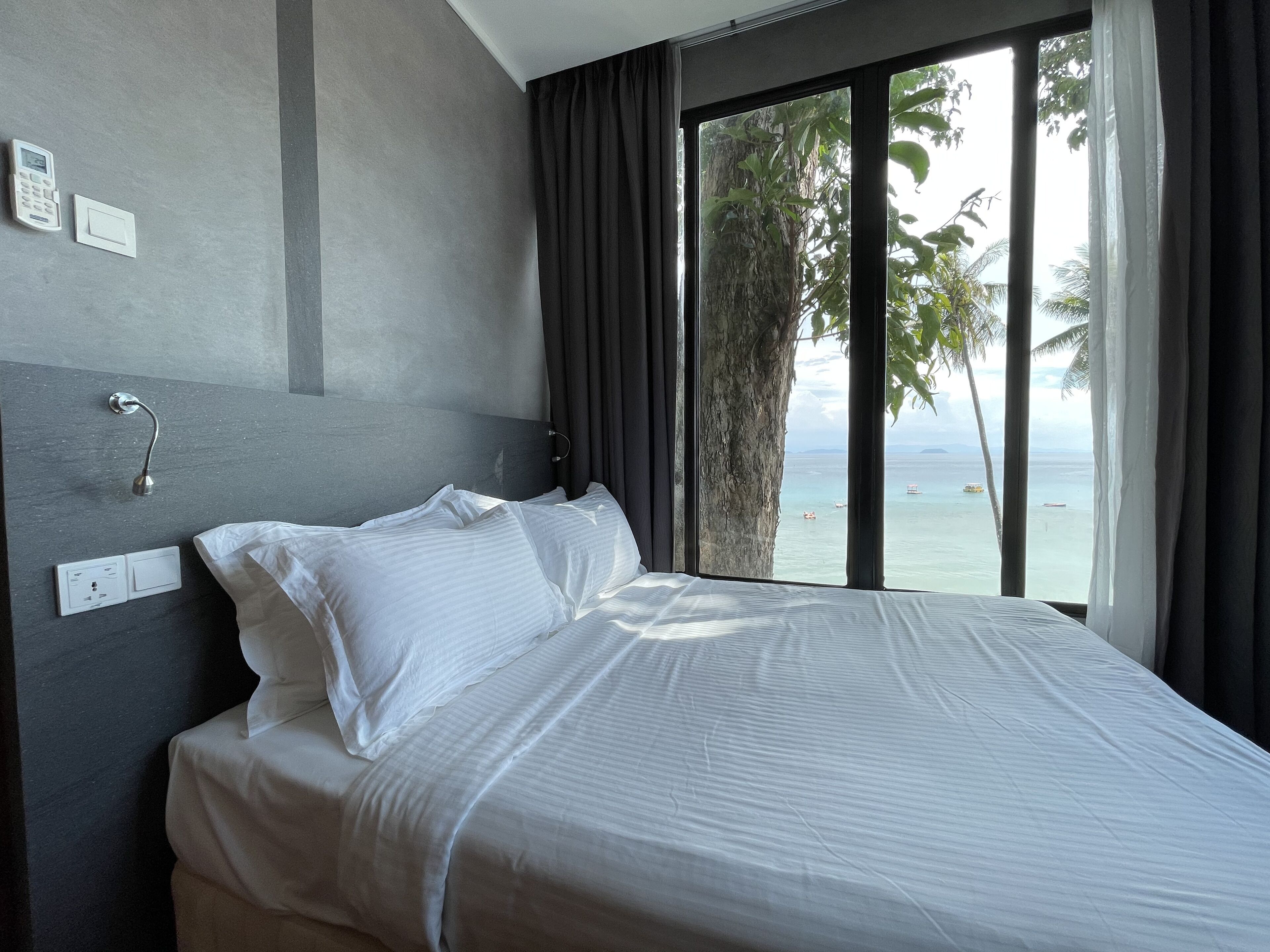 Suite Keluarga, 2 kamar tidur, pemandangan laut | Brankas, meja kerja, tirai kedap cahaya, dan Wi-Fi gratis