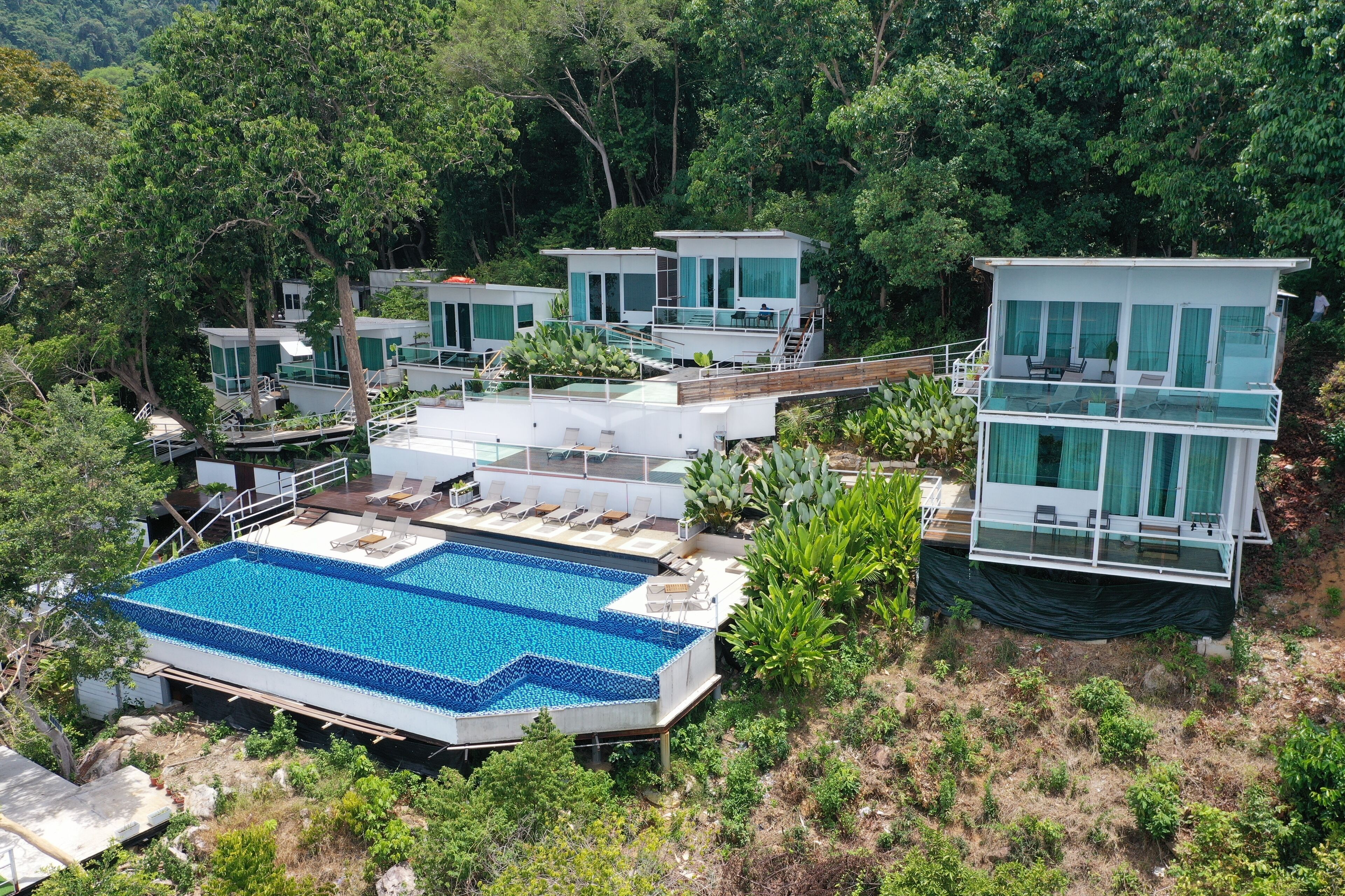 outdoor pool, open 9:00 am to 7:00 pm, pool loungers