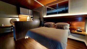 2 bedrooms, in-room safe, desk, blackout curtains