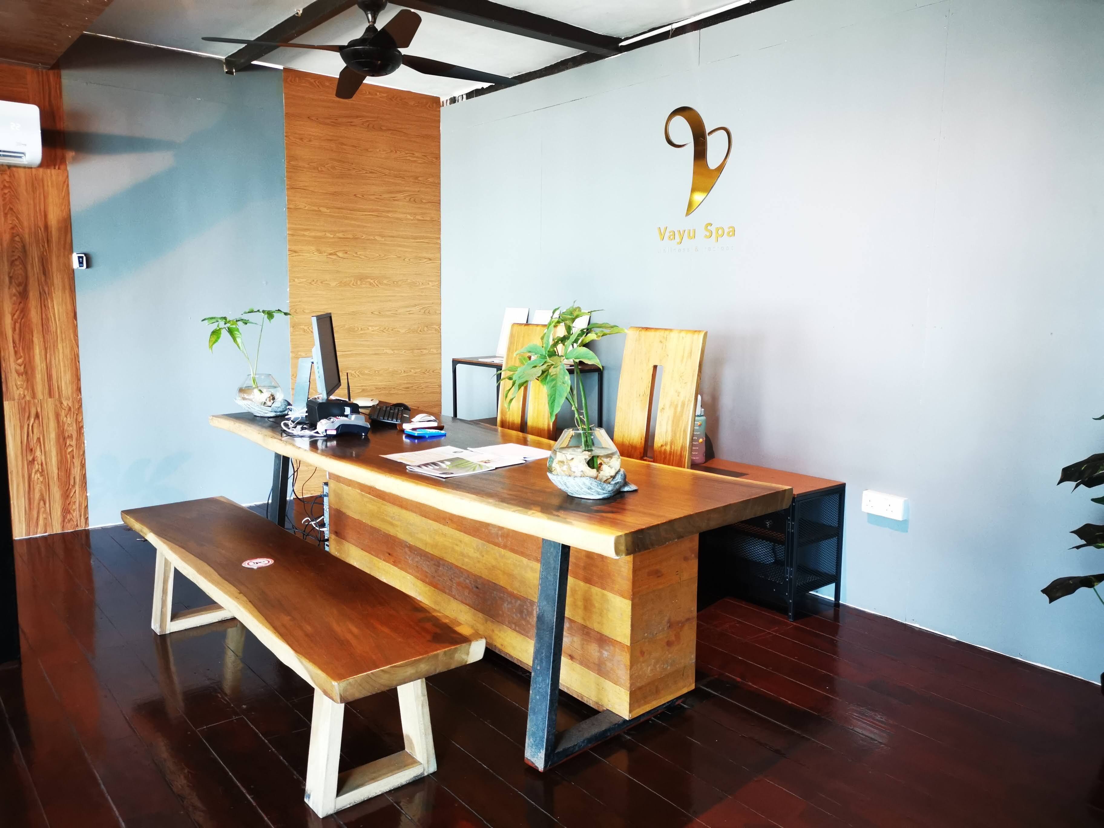 couples treatment room(s), hot tub, aromatherapy, hot stone massages