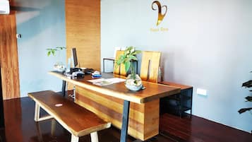 Couples treatment room(s), hot tub, aromatherapy, hot stone massages