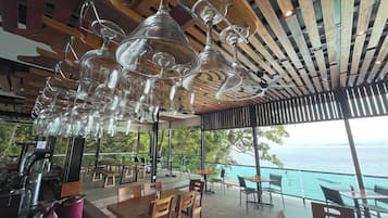 2 restaurants; breakfast, lunch and dinner served