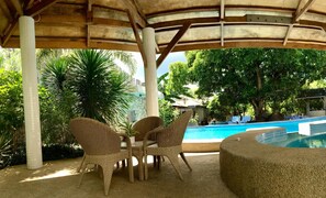 Outdoor pool, pool loungers - Lapu Lapu Cottages and Restaurant (Lapu-Lapu)
