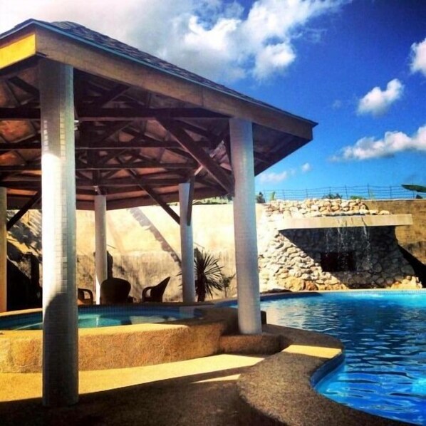 Outdoor pool, pool loungers - Lapu Lapu Cottages and Restaurant (Lapu-Lapu)