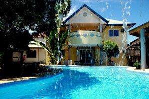 Outdoor pool, pool loungers - Lapu Lapu Cottages and Restaurant (Lapu-Lapu)
