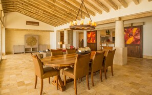 Family dining - Casa Piedra Blanca (San José del Cabo)