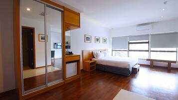 Deluxe Double Room | Peralatan tempat tidur premium, bar mini, peti besi dalam bilik, meja