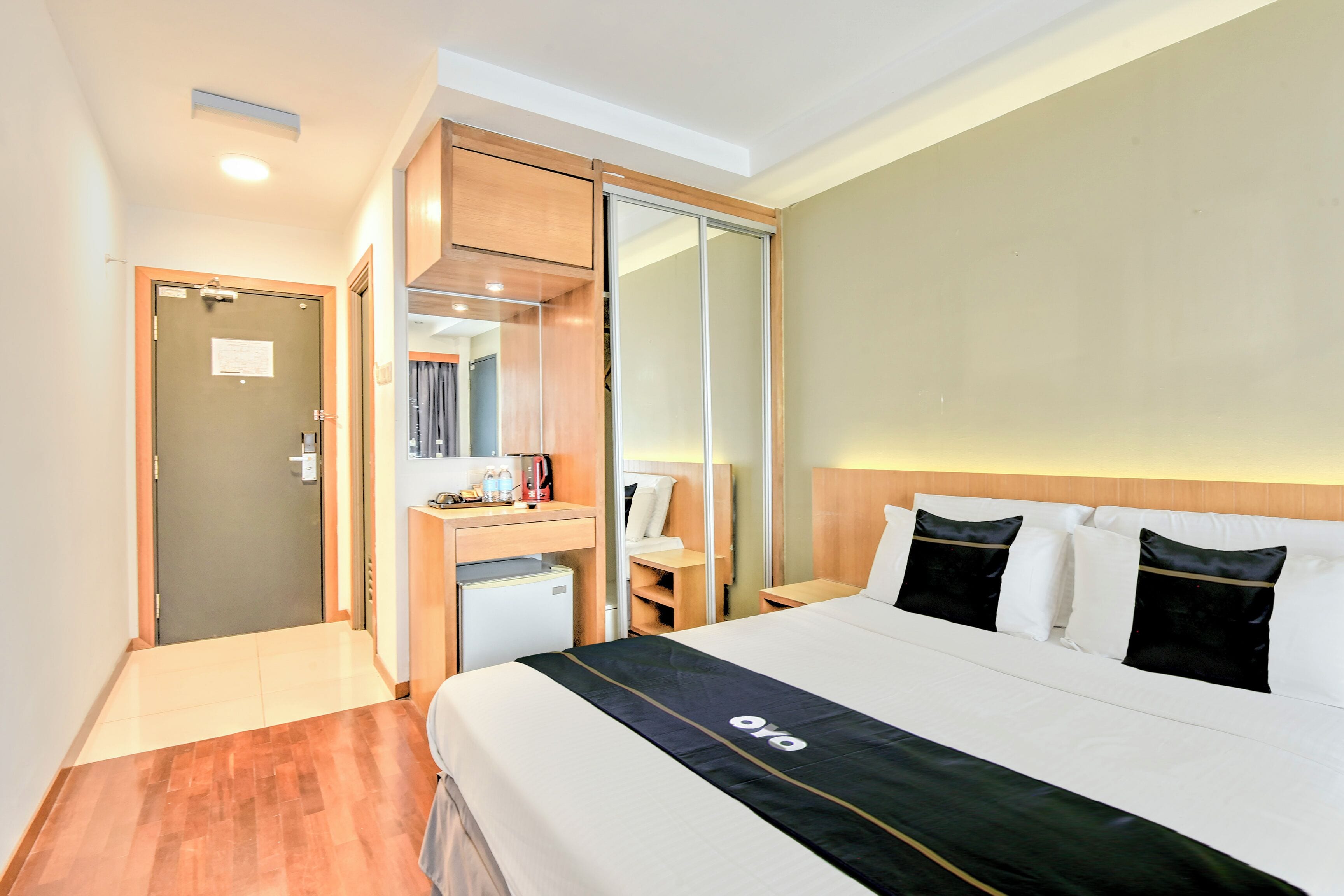 Deluxe Double Room | Peralatan tempat tidur premium, peti besi dalam bilik, meja 