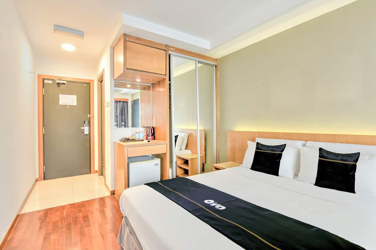Deluxe Double Room | Premium bedding, in-room safe, desk, free wired Internet