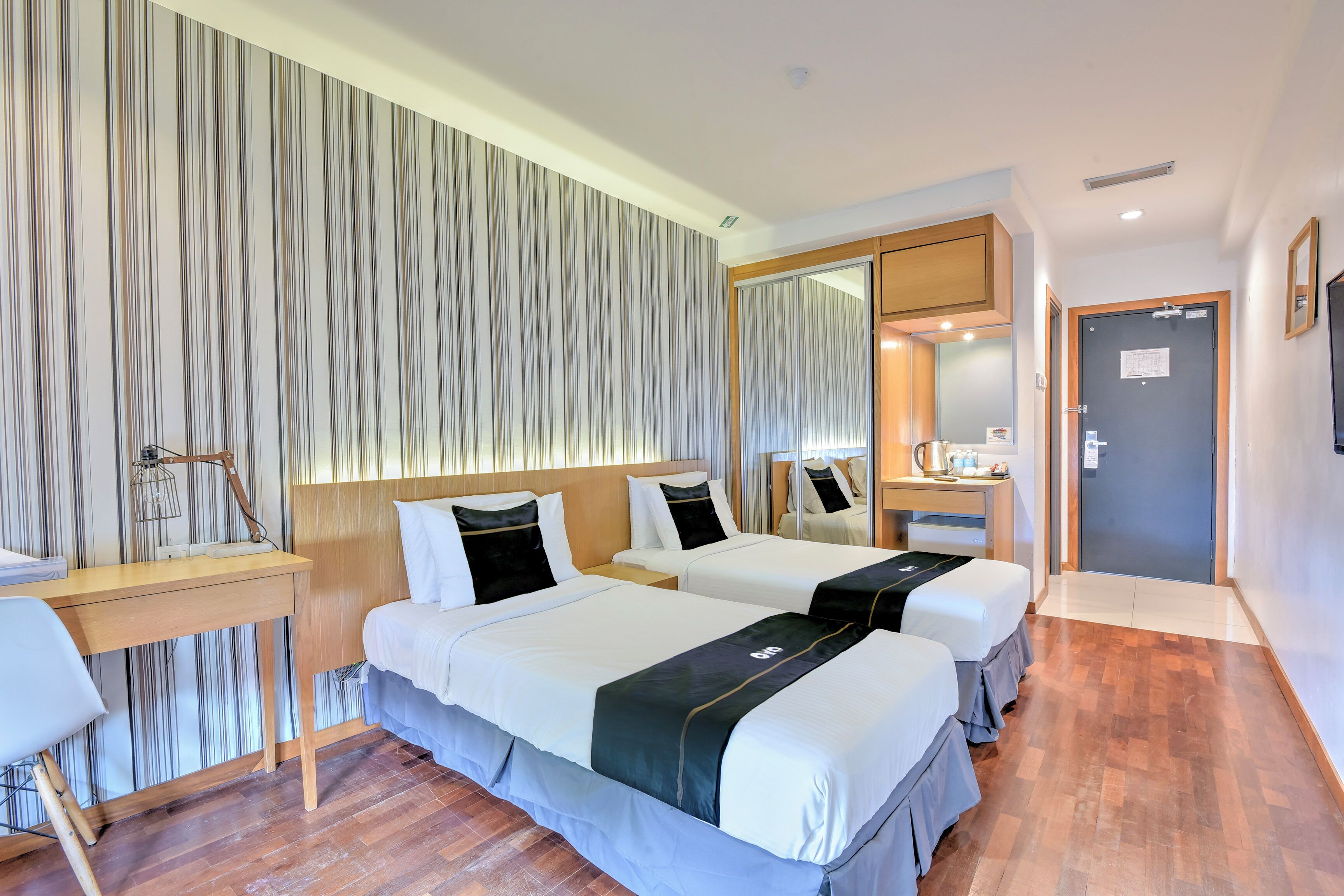 Deluxe Double Room, River View | Peralatan tempat tidur premium, peti besi dalam bilik, meja 