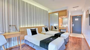 Kamar Double Deluks, pemandangan sungai | Seprai premium, brankas, meja kerja, dan Internet kabel gratis