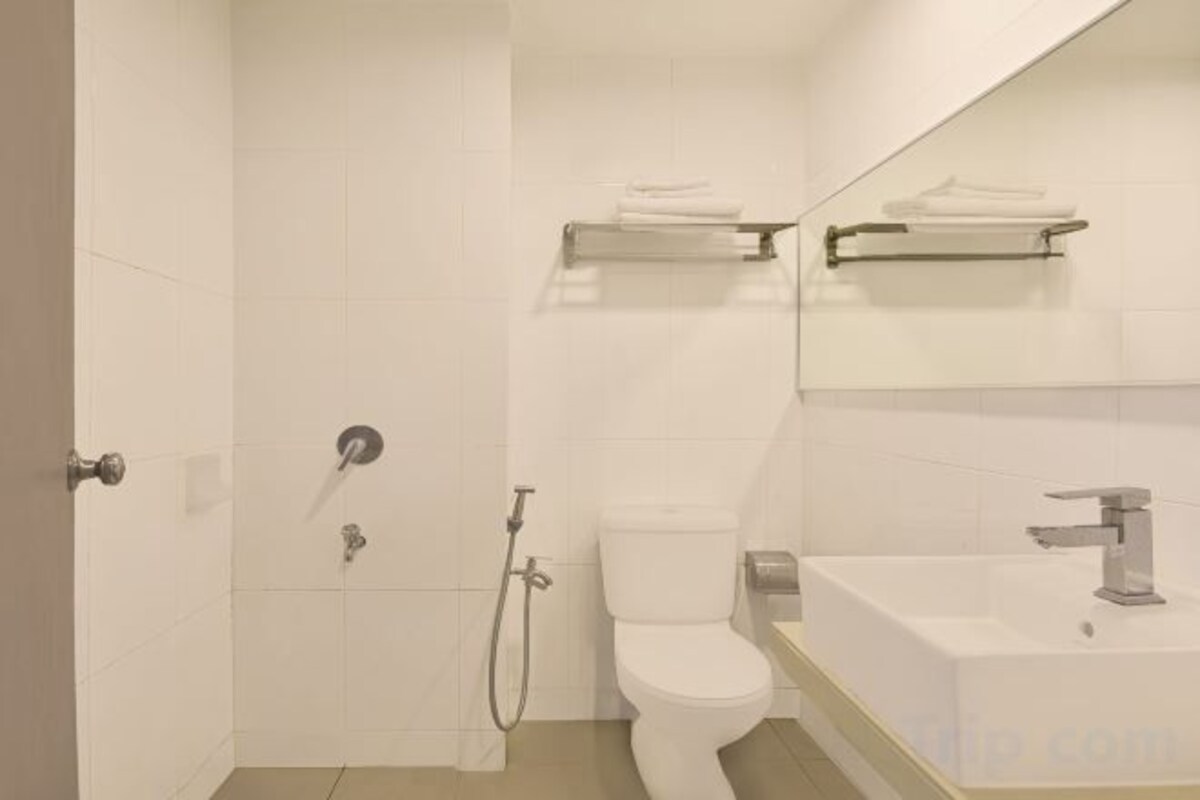 Shower, rainfall showerhead, free toiletries, hair dryer