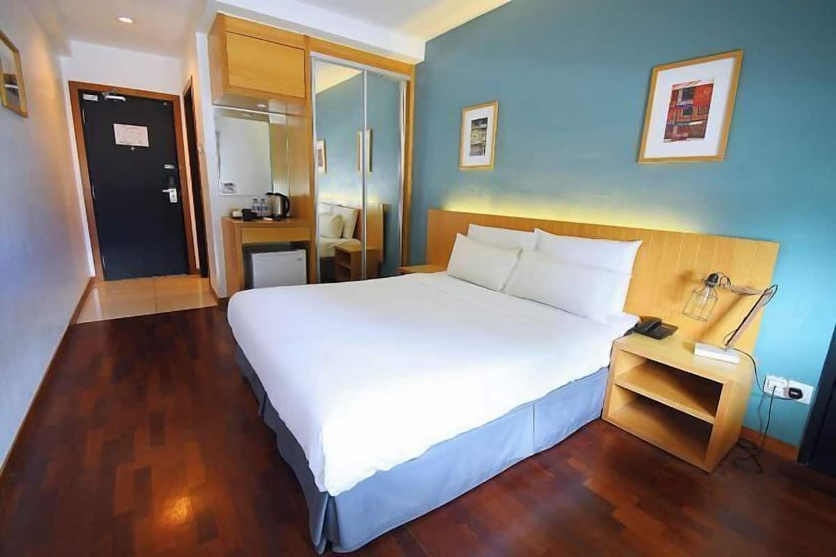 Premium bedding, minibar, in-room safe, desk