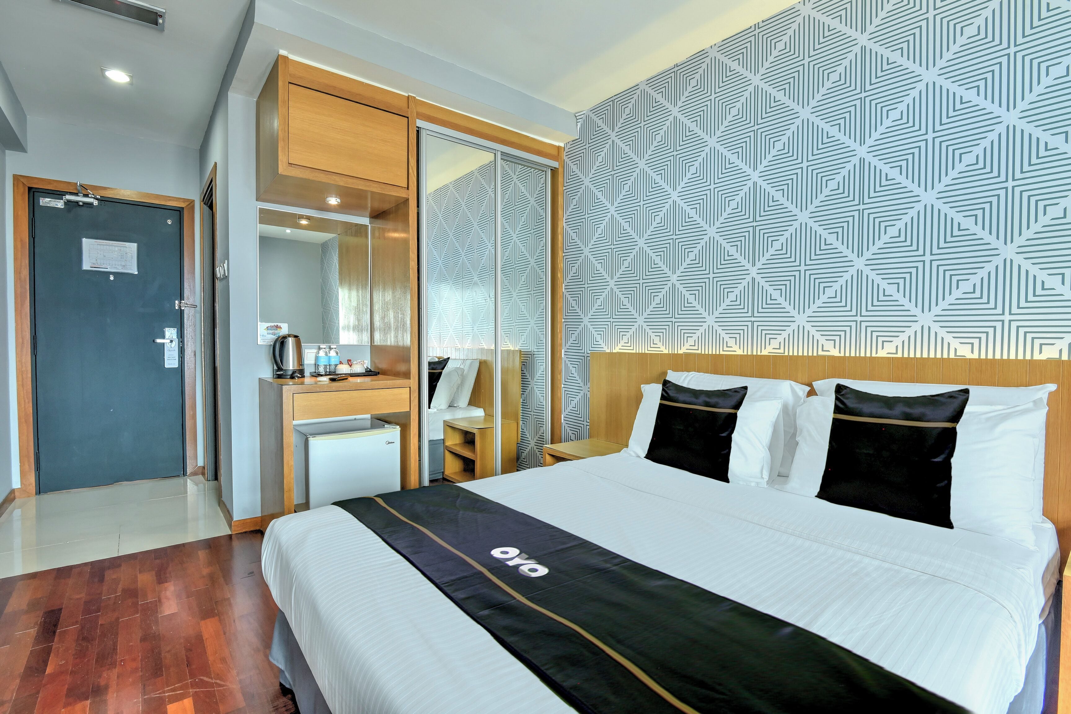 Deluxe Twin Room, River View | Peralatan tempat tidur premium, peti besi dalam bilik, meja 