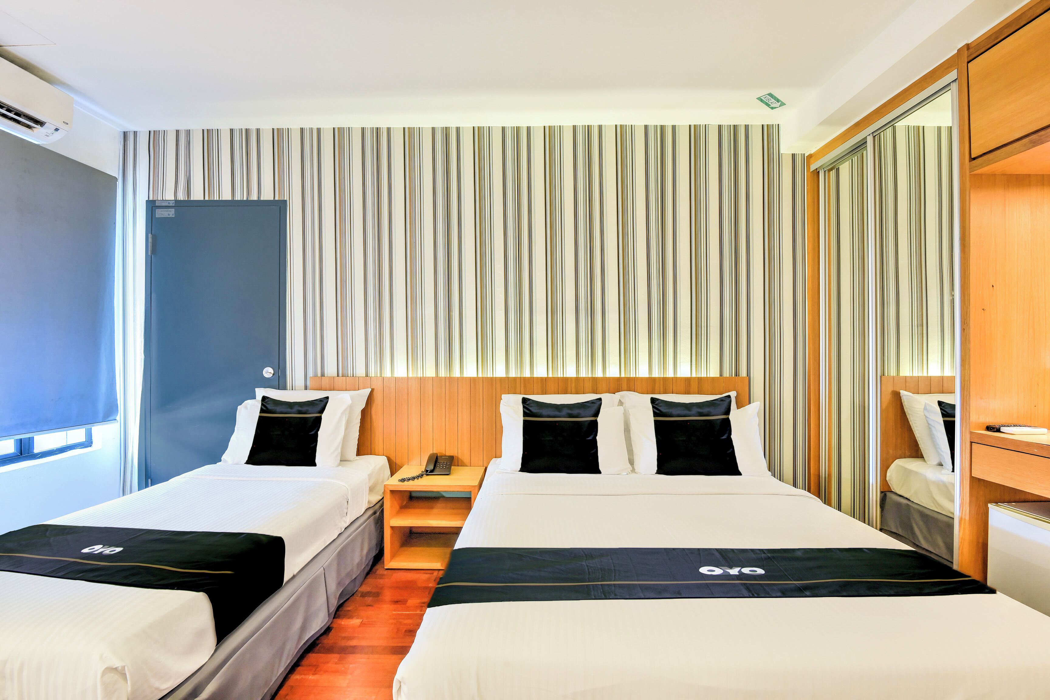 Peralatan tempat tidur premium, peti besi dalam bilik, meja 