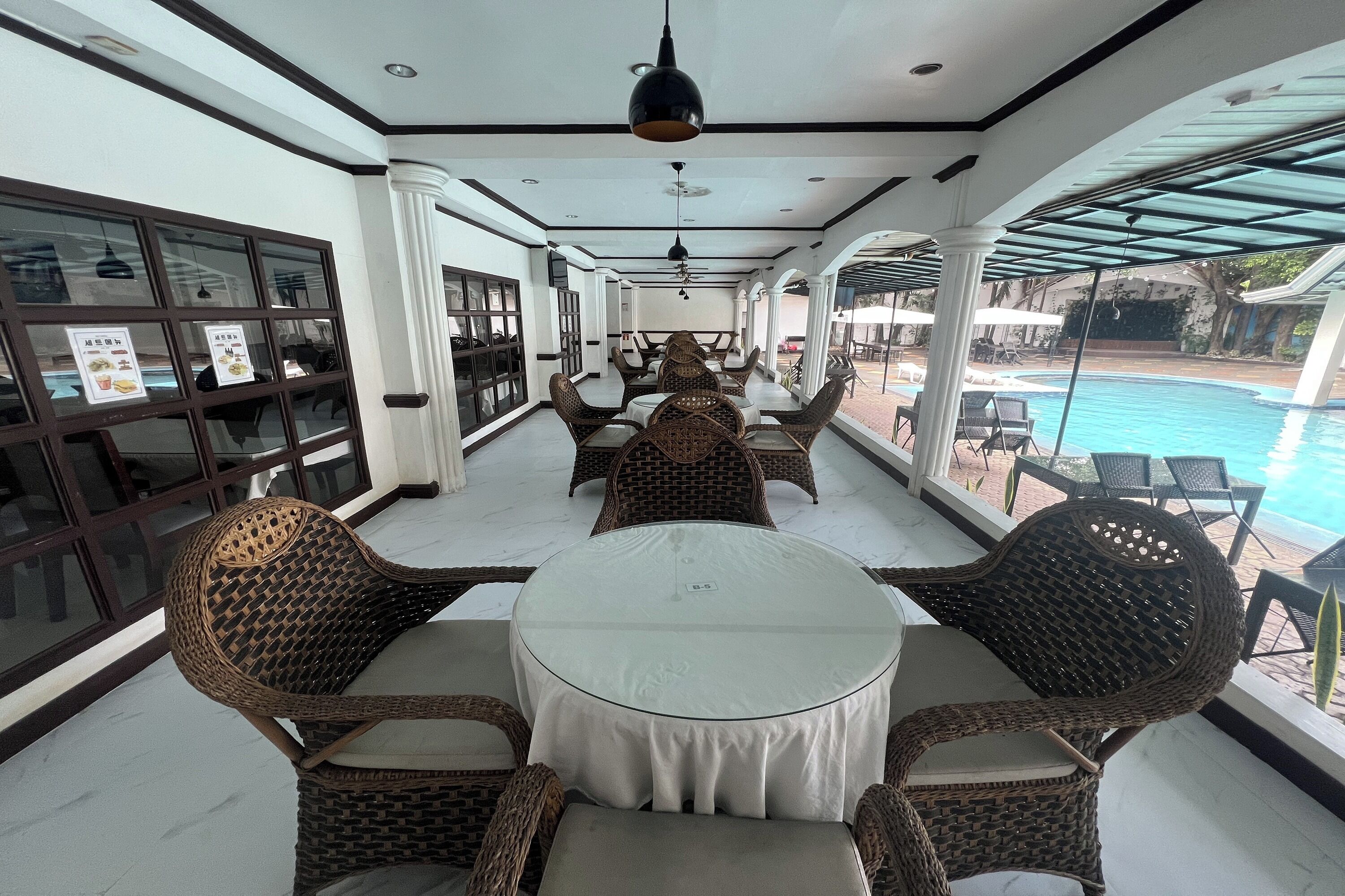 Desayuno buffet diario (PHP 425 por persona)