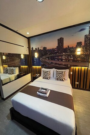 Standard Room | In-room safe, desk, free WiFi, bed sheets - Angeles Palace Hotel (Angeles City)
