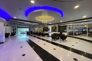 Lobby sitting area - Angeles Palace Hotel (Angeles City)