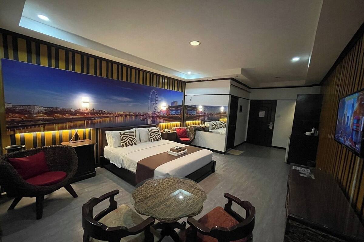 In-room safe, desk, free WiFi, bed sheets