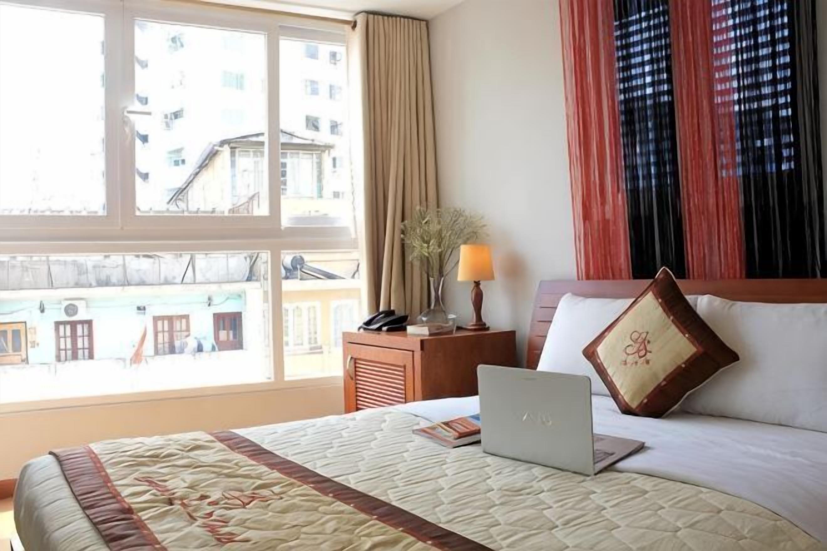 Escritorio, espacio para trabajar con un portátil, cortinas opacas
