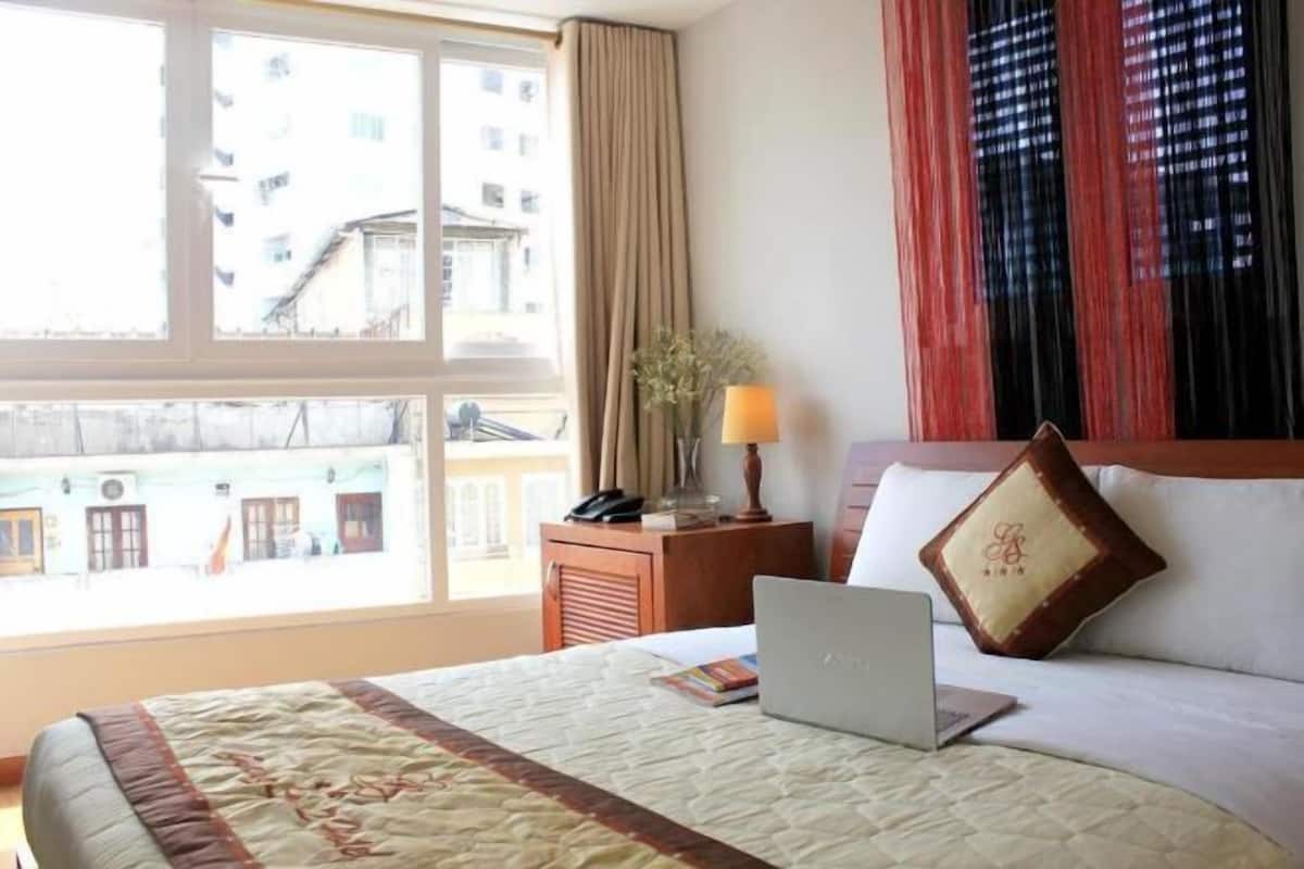 1 habitación, escritorio y espacio para trabajar con laptop