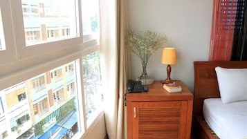 Familie driepersoonskamer, meerdere bedden, uitzicht op stad | Een bureau, een laptopwerkplek, verduisterende gordijnen, gratis wifi