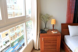 Habitación triple familiar, varias camas, vista a la ciudad | Escritorio, espacio para trabajar con laptop y cortinas blackout