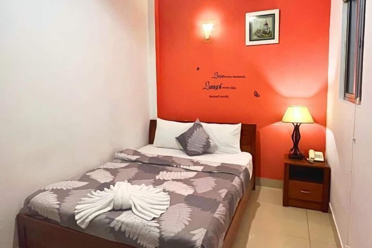 1 habitación, escritorio y espacio para trabajar con laptop
