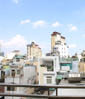 Habitación familiar, balcón | Escritorio, espacio para trabajar con laptop y cortinas blackout