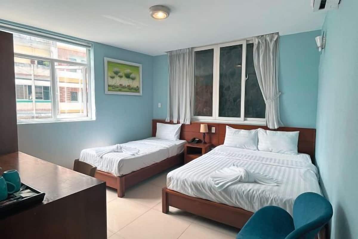 1 habitación, escritorio y espacio para trabajar con laptop