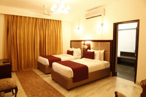 Bộ đồ giường cao cấp, két bảo mật tại phòng, bàn 