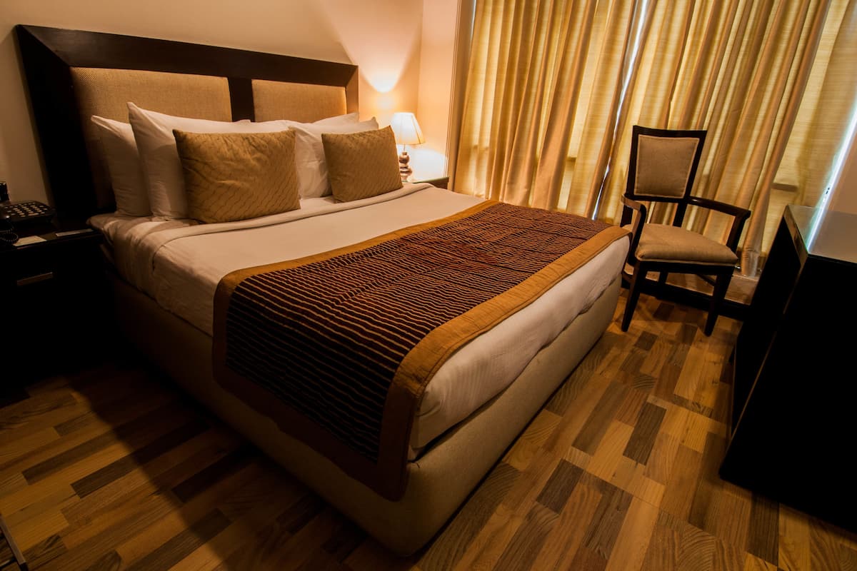Habitación estándar | Ropa de cama de alta calidad, caja fuerte, escritorio