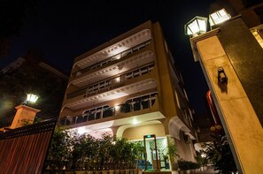 Fassade der Unterkunft – Abend/Nacht
