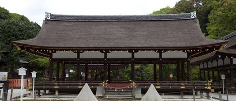 A traditional Japanese building with a curved roof and wooden beams.