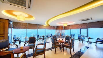 2 bar/lounge, bar a bordo piscina
