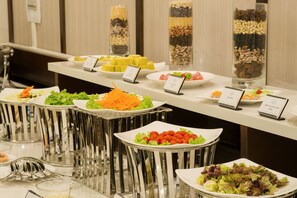 Se ofrece un desayuno bufé todos los días (por un coste adicional)