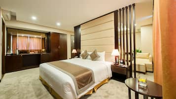 Executive Suite | 1 bedroom, premium bedding, minibar, in-room safe