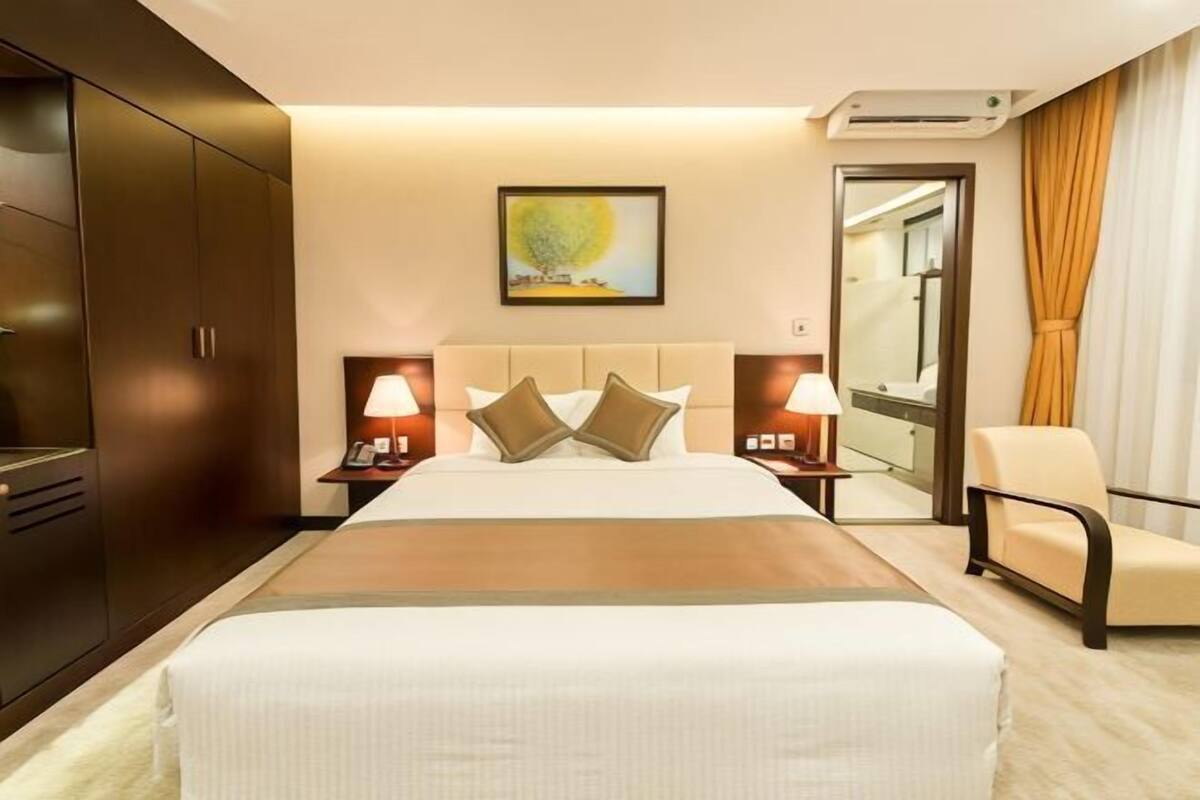 1 bedroom, premium bedding, minibar, in-room safe