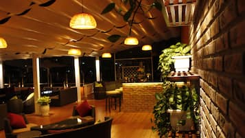 Bar (trong khuôn viên)