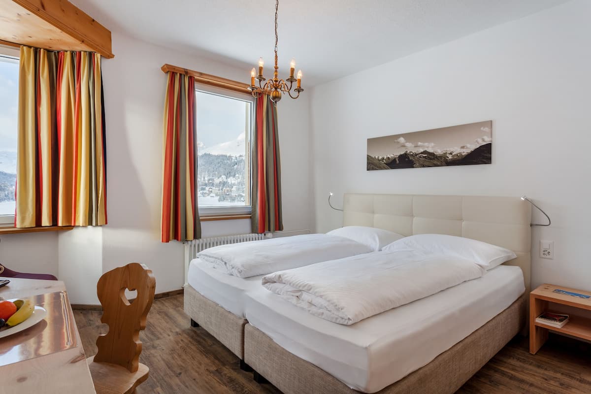 Memory foam-senger, minibar, safe på rommet og skrivebord