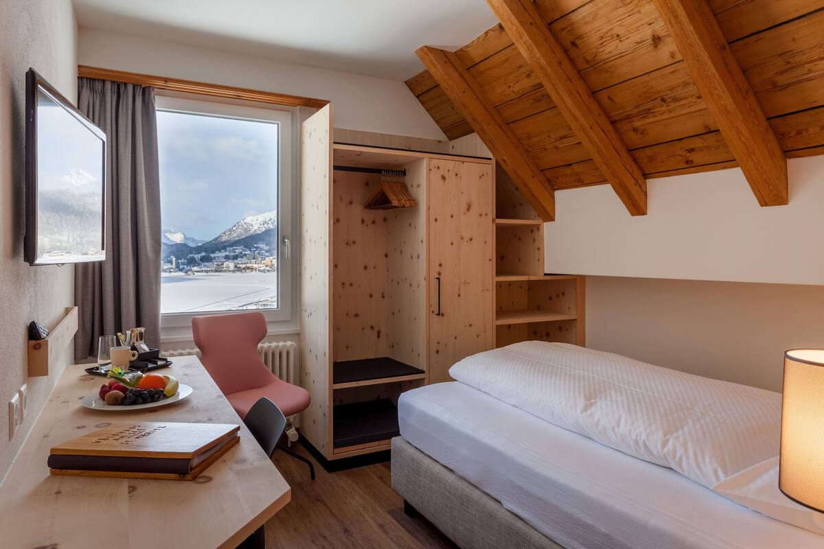 Enkeltrom, utsikt mot innsjø | Memory foam-senger, minibar, safe på rommet og skrivebord
