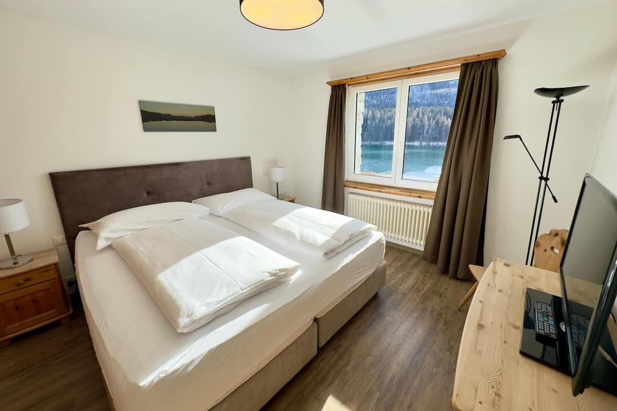 Familiesuite | Memory foam-senger, minibar, safe på rommet og skrivebord